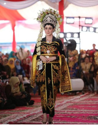 Cantiknya Arumi Bachsin Jadi Model Dadakan Pakai Busana Osing Banyuwangi