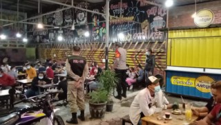 Langgar PPKM Di Wilayah Menganti, 72 Pengunjung Warkop di Rapit Tes di Tempat