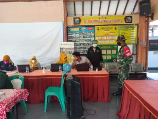 Babinsa Koramil 0817/14 Panceng Dampingi warganya Vaksinasi Covid-19