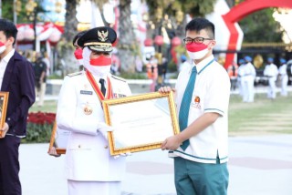 Momen Penurunan Bendera HUT ke 76 Kemerdekaan RI, Gubernur Khofifah Bagi Penghargaan Siswa Berprestasi