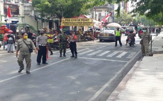 Koramil Semampir Bersama Tiga Pilar Gelar Operasi Masker dan pengawasan PPKM Level 4
