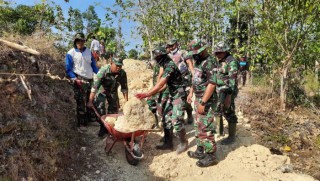 Pra TMMD Kodim 0826 Pamekasan Bersama Warga Binaanya Bahu Membahu Buat Akses Jalan