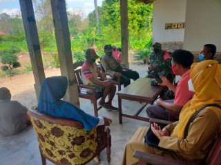 Cegah Penyebaran Covid-19 Sertu Akrah Bersama Tim Survelen Lakukan Trecing Warga Desa Montok