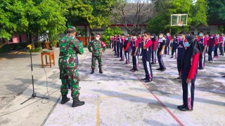 AJARKAN KEDISIPLINAN SEJAK DINI BABINSA AJARKAN PBB.