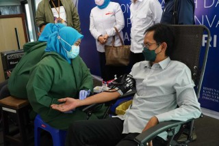 Ketua DPRD dan Ketua KADIN Surabaya Ikut Donor Plasma Konvalesen di SIER