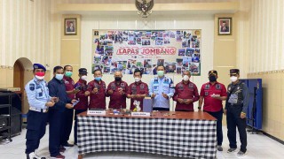 Penggeledahan Blok Hunian Lapas Jombang, Petugas Temukan Barang Terlarang