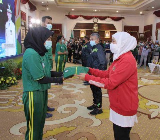 Khofifah Melepas Kontingen Atlet Jatim Berlaga di PON XX Papua 2021