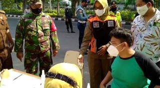 Bersama Tiga Pilar, Koramil Pabean Cantian Gelar Yustisi Prokes Skala Besar di Wilayah Kecamatan Pabean Cantian