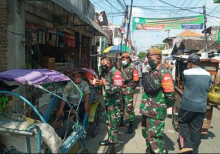 Bersama Tiga Pilar Koramil Krembangan Gelar Yustisi Prokes di Pasar PPI