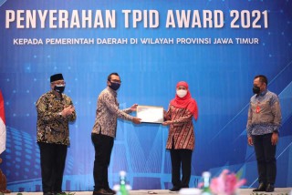 TPIP Serahkan Award 2021 kepada TPID Wilayah Kerja Jatim Atas kinerjanya