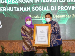 Gubernur Jatim Berikan Hadiah Pada Camat Paling Cettar 2021