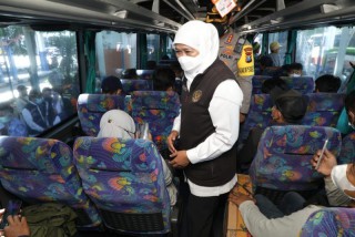Tinjau Terminal Bus Purabaya Jelang NATARU, Gubernur Khofifah Apresiasi Langkah Presisi  POLRI Tes Urine Sopir dan Kondektur  Bus