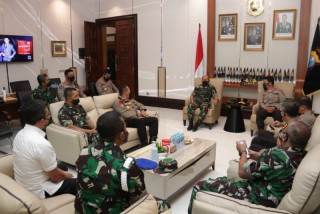 Tingkatkan Sinergitas TNI-Polri, Kapolda Jatim Menyambut Kunjungan Kehormatan Pangdam V Brawijaya