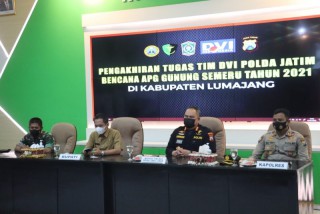 Bupati Lumajang Berikan Penghargaan Kepada Biddokkes Polda Jatim Sebagai DVI Commander Ops DVI Bencana APG Gunung Semeru