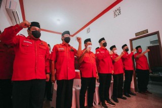 Ultah Ke-49, Kader PDIP Surabaya Geber Tanam Pohon sampai Senam Bersama