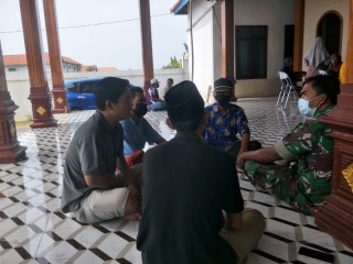 Babinsa Koramil 0826-02 Tlanakan Jadikan Komsos Sebagai Sarana Sosialisasi Prokes Covid-19