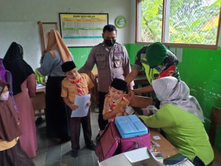 Kompak, Bhabinkamtibmas Dan Bhabinsa Monitoring Vaksinasi Anak di MI Nurul Hasan Ponorogo