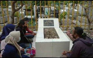 Lengkapi Acara Pengukuhan, Aliansi Wartawan Surabaya (AWS) Ziarah Ke Makam Bung Tomò