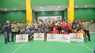 Kapolda Jatim Tutup Gelaran Turnamen Bulu Tangkis Antar Media Piala Kapolda Jatim Cup 2022 di Polda Jatim