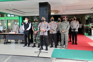 Kapolri Didampingi Forkopimda Jatim Mengecek Isoter di Hotel Asrama Haji Surabaya