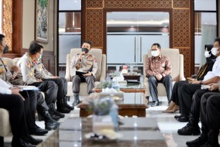 Bangun Sinergitas, Kapolda Jatim Audiensi Bersama Wakil Ketua BPK RI di Mapolda Jatim