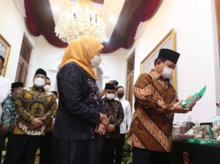 Gubernur Khofifah Ajak Menhan Prabowo Cicipi Buah Nanas PK-1 dan Pamerkan Aneka Produk Pangan Unggulan dari Jatim