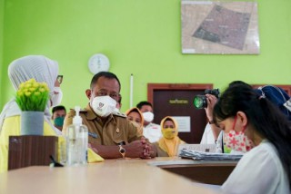 Hari Pertama bekerja , Wakil Walikota Armuji sidak pelayanan Kelurahan dan Puskesmas