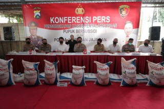 Polda Jatim Bongkar Penyalahgunaan Pupuk Subsidi dan Menyita 279,45 Ton Barang Bukti Pupuk