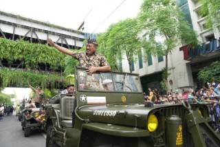 Kemeriahan Parade Bunga memperingati HJKS ke - 729, Ada Wakil Walikota Armuji Kenakan Udeng Khas "Suroboyo"