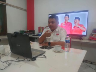Dalam Latihan Keterampilan Manajemen Mahasiswa Tingkat Dasar , Wakil Sekretaris DPC PDIP Achmad Hidayat singgung istilah "Swadana Maharjeng Tursita" 