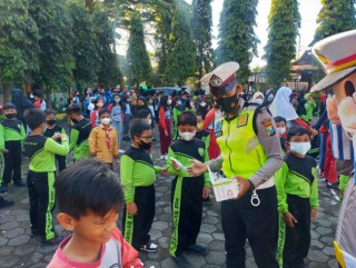 Menanamkan Disiplin Sejak Dini,Si Bontas Polres Batu Keliling Sekolah