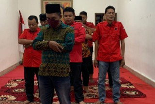 Doakan Tjahjo Kumolo, Kader PDIP Surabaya Lakukan Salat Ghoib