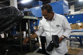 Wawali Armuji Tinjau Rumah Produksi Sepatu MBR Binaan Dinkopdag