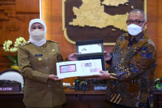 BI Luncurkan Uang Kertas TE 2022, Gubernur Khofifah Menjadi Pemilik Pertama di Jatim