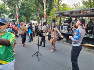 Siarkan Kirab Merah Putih Dengan Videotron, Polda Jatim Hibur Masyarakat di CFD Taman Bungkul Surabaya