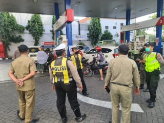Pasca Kenaikan Harga BBM, Polrestabes Surabaya Bersama 3 Pilar Siagakan Personel di SPBU