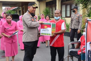 Kapolda Jatim perintahkan Kapolres Jajaran Salurkan Bantu Sosial Bagi Masyarakat Kurang Mampu