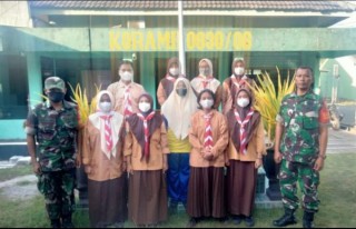 Babinsa Koramil 0830/06 Benowo Latih Pramuka SMA Wijaya Putra