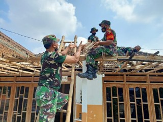 Angin Puting Beliung Memporak Porandakan Pemukiman Warga Di Benjeng.