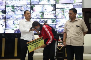 Hore! Wali Kota Eri Serahkan Bonus Atlet Porprov Jatim : Totalnya Mencapai Rp. 17 Miliar