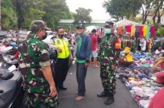 Babinsa Koramil Bubutan Himbau Pedagang dan Pengunjung Pasar Minggu Tetap Patuhi Prokes
