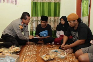 Usai Dilantik Kapolda Jatim Irjen Pol Toni Harmanto Takziah ke Rumah Korban Tragedi Kanjuruhan