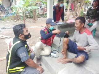 Tim Dokkes Polres Malang Gelar Pengobatan Gratis Bagi Korban Banjir di Sumbermanjing Wetan