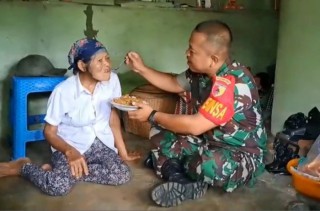 Door To Door, Babinsa Kodim 0802/Ponorogo Sambang Lansia Sebatangkara