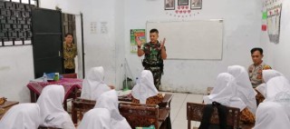 Babinsa Kelurahan Wonokusumo Berikan Wasbang di MA Sunan Ampel