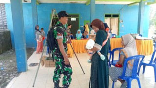 Peran Aktif Kopka Fauzi Babinsa Cerme mendampingi Masyarakat Mendapatkan Pelayanan Kesehatan di Posyandu.
