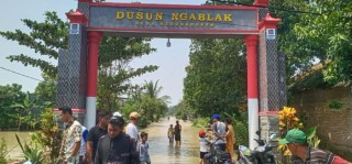 Babinsa Siaga, Banjir Melanda 5 Desa di Kecamatan Benjeng