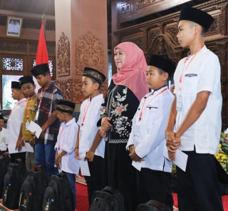 Serahkan Santunan 1.000 Anak Yatim di Ponorogo, Gubernur Khofifah : Milikilah Cita-Cita Setinggi Langit