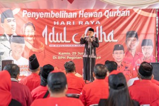 Rayakan Idul Adha, PDIP Surabaya Potong 14 Sapi dan Distribusikan ke Warga Tidak Mampu dan Membutuhkan