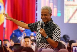Tiba di Unitomo, Capres Ganjar: Wujudkan Indonesia Emas 2024